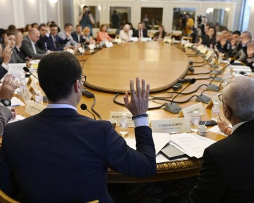 Окончателно: Минималната заплата остава 620 евро, държавата ще поеме нов дълг до 10,1 млрд. евро