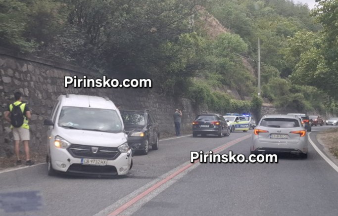 Катастрофа с три автомобила в района на Кресна, движението е затруднено