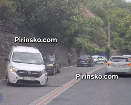 Катастрофа с три автомобила в района на Кресна, движението е затруднено