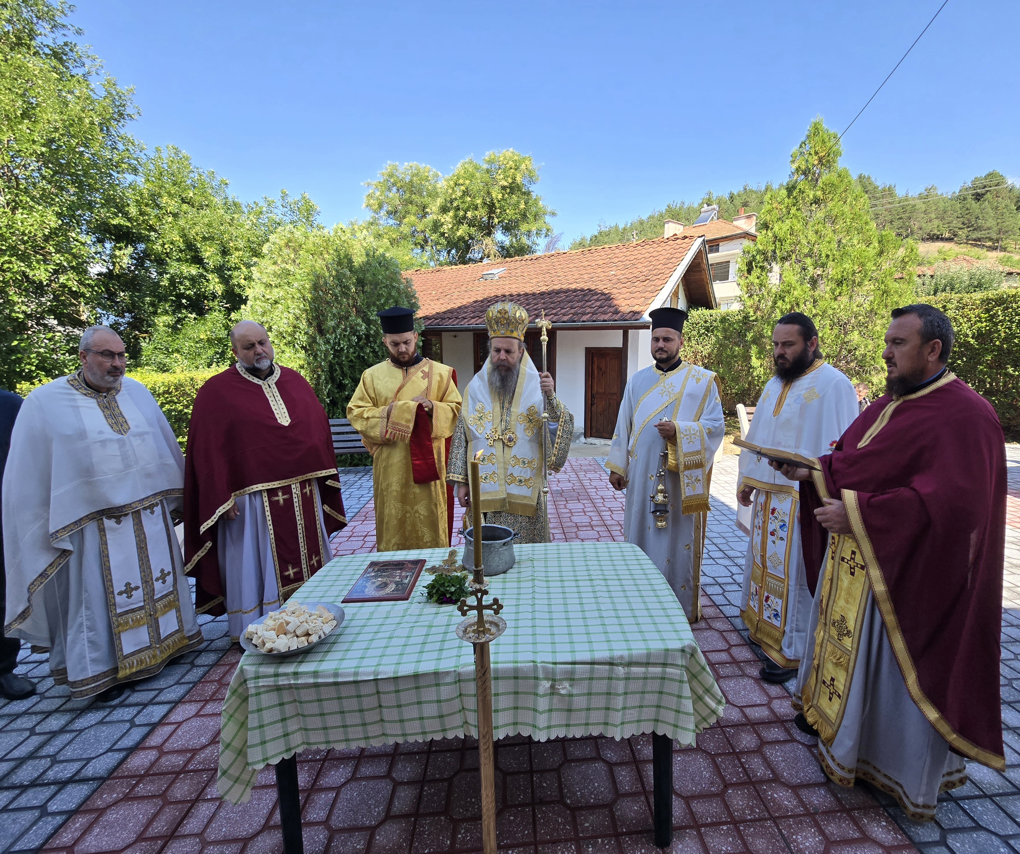 Единственият храм  Св. Анна  в Неврокопската епархия събра стотици вярващи в Гърмен за храмовия си празник