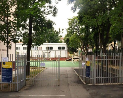 Дворът на НХГ  Св. св. Кирил и Методий  е отворен за всички жители на Благоевград до 22:00 ч.