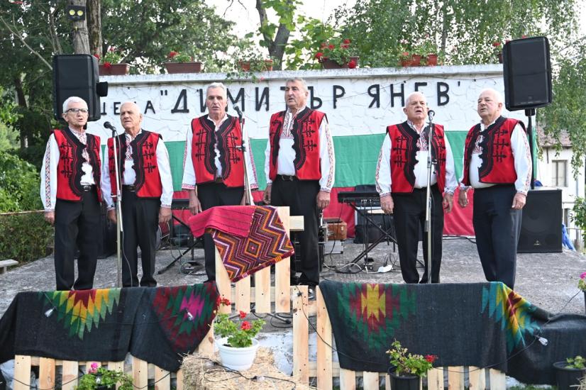 Богата фолклорна програма и много гости за празника на село Градево Богата фолклорна програма и много гости за празника на село Градево