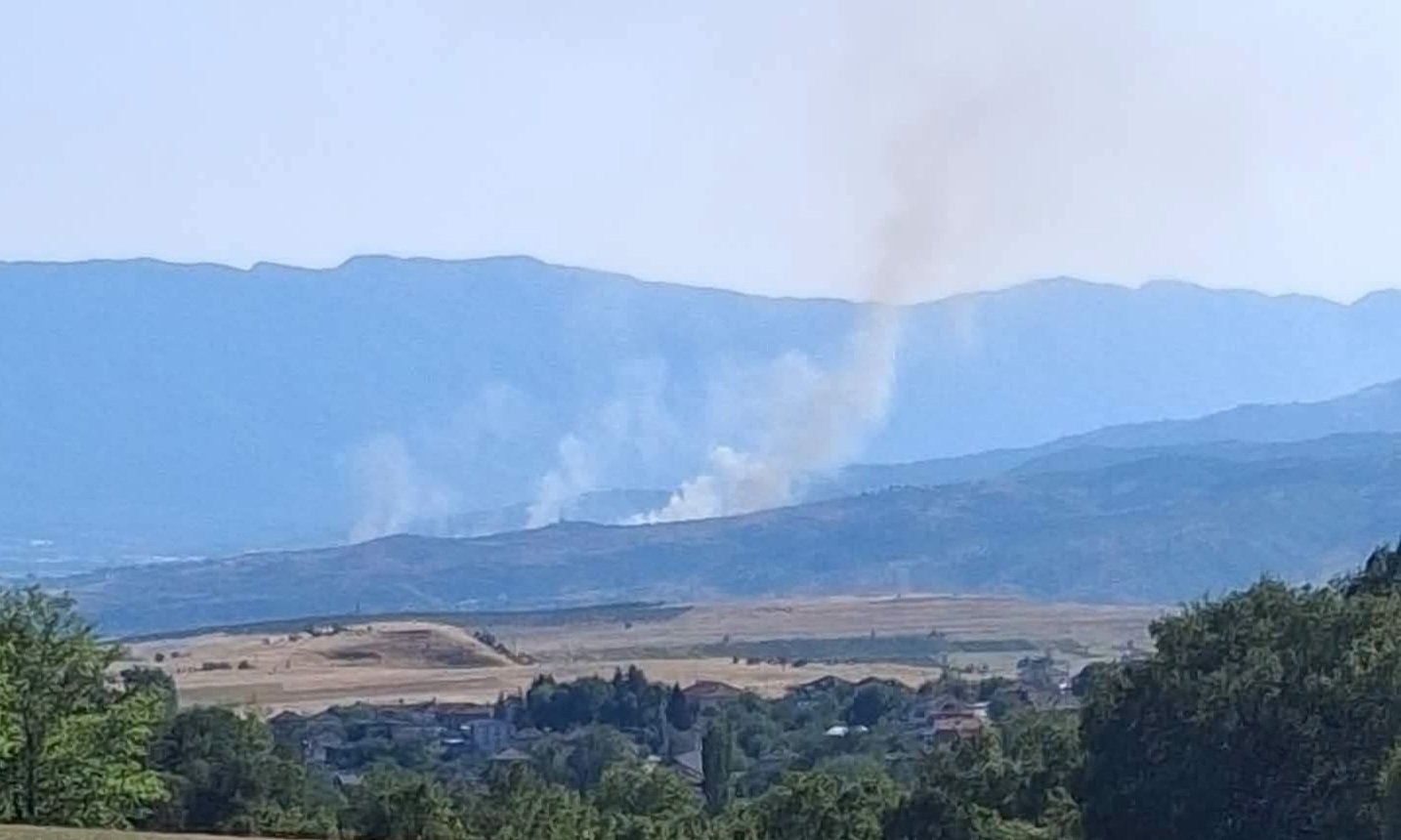 Голям пожар бушува между петричките села Кърналово и Михнево