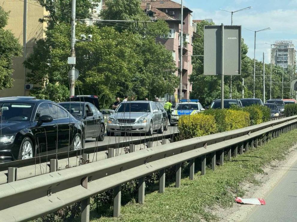 Автобус се вряза в мантинелата на  Цариградско шосе  в София, движението е затруднено
