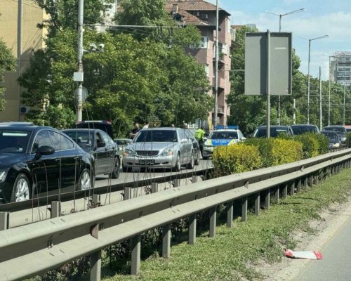 Автобус се вряза в мантинелата на  Цариградско шосе  в София, движението е затруднено