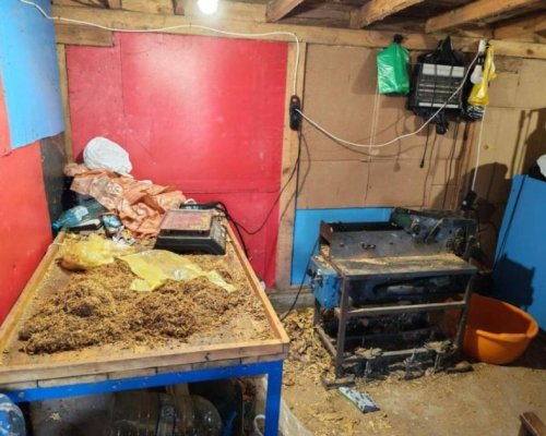 Полицията откри 7400 контрабандни вейпа в бус и разби домашна работилница за тютюн