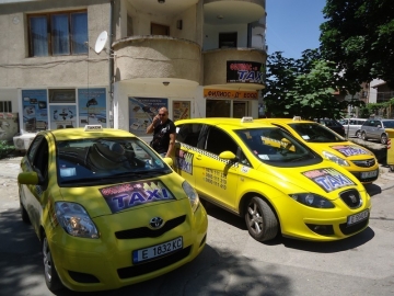 Нагли крадци задигнаха джип БМВ X3 паркиран пред офиса на ФИЛИОС - де TAXI в Благоевград