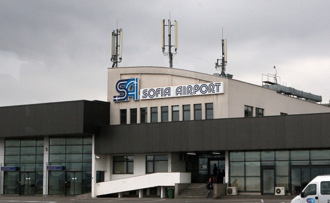 Сигнал за бомба затвори летище София