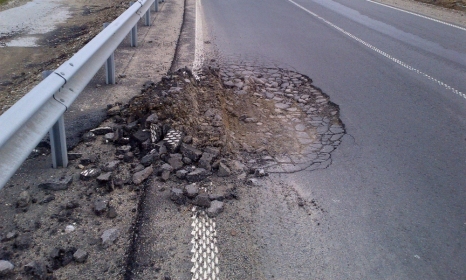 Пет месеца след откриването: Магистрала Струма край Благоевград се руши