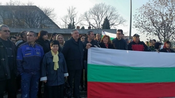 Жители на Кресна излезоха на протест срещу създаването на бежански център