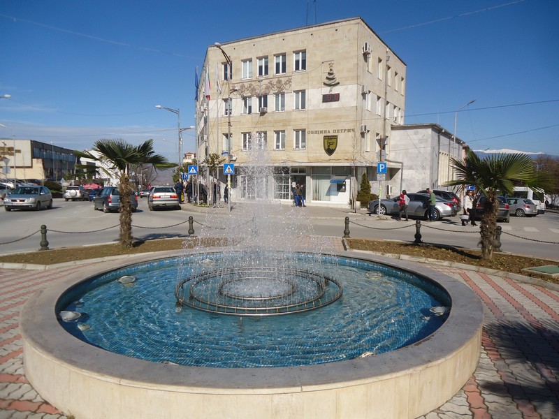 Кметът Д. Бръчков назначи 90 безработни лица в община Петрич по програма  Обучение и заетост на младите хора