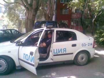 Двама полицаи от ОД на МВР - Благоевград са наказани , заспали в патрулка по време на дежурство