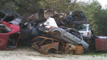 Роми разфасоват автомобили нощно време в автоморга Пашата край Гоце Делчев на пътя Блатска - Абланица