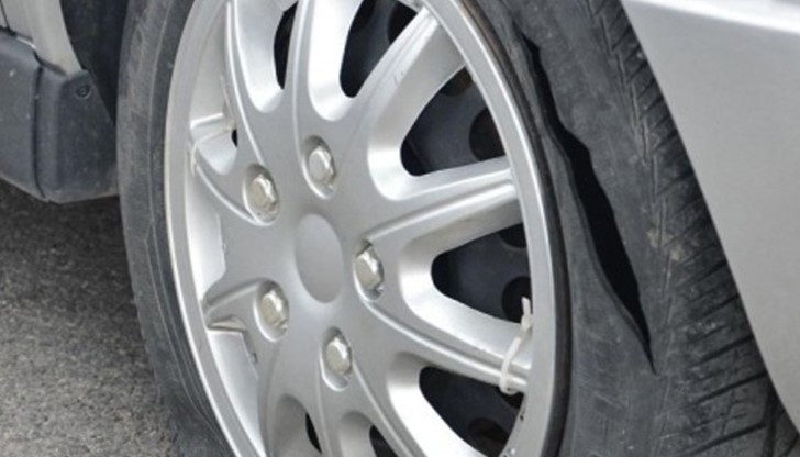 Вандал сряза гумите на 4 автомобила в Благоевград