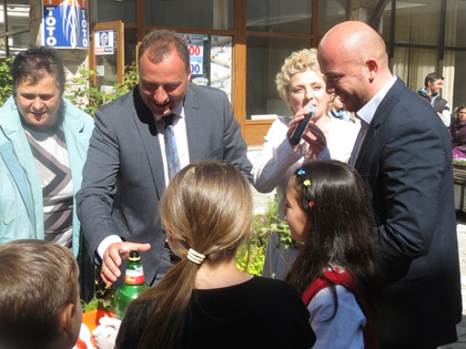 Кметът Икономов боядиса първото червено яйце заедно с децата на Банско