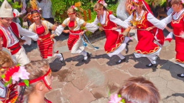 Народните танци стават задължителни в училище
