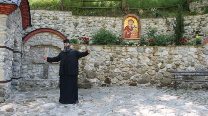 Отец Николай проповядва и гради храмове в Мелник Отец Николай проповядва и гради храмове в Мелник