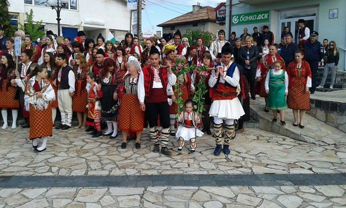 Всенародно веселие на връх Гергьовден в Добринище