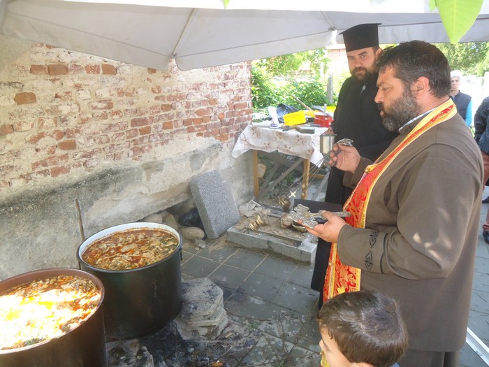 С курбан за здраве отбелязаха храмовия празник на църквата  Св. Николай  в благоевградския кв. Грамада