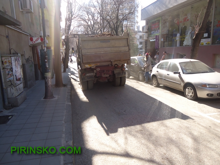 Бетоновоз притисна количка с бебе в центъра на Благоевград