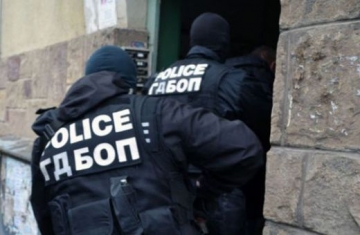 Спецакция в София! Полицаи тарашат складове в базар Илиянци