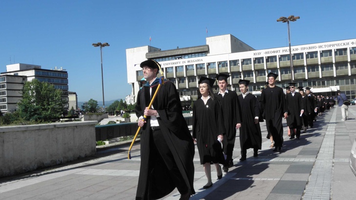 Министър и посланик на дипломирането днес на 22-я випуск на АУБ в Благоевград