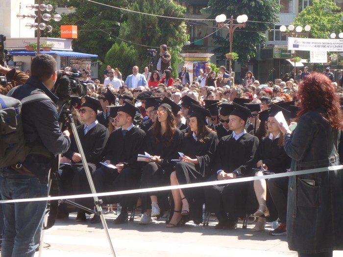  224 бакалаври на Американския университет в България (АУБ) се дипломираха днес на 22-я випуск на университета в Благоевград снимка 3