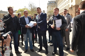 С 9999 подписа България без цензура, ВМРО, ЗНС и Гергьовден  регистрираха коалицията си за евровота