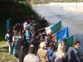 Ромите от Община Симитли пуснаха стотици червени лалета и венец във водите на река Струма