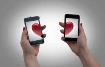 Съществува интимна връзка между телефоните и хората