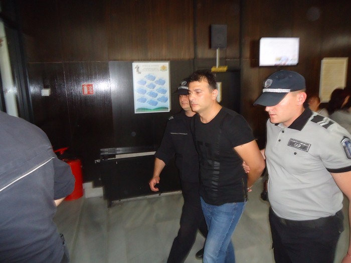 Доведоха в съда Марто Дебелия и двете ченгета П. Кънев и Ст. Филипов, гледат делото при закрити врати