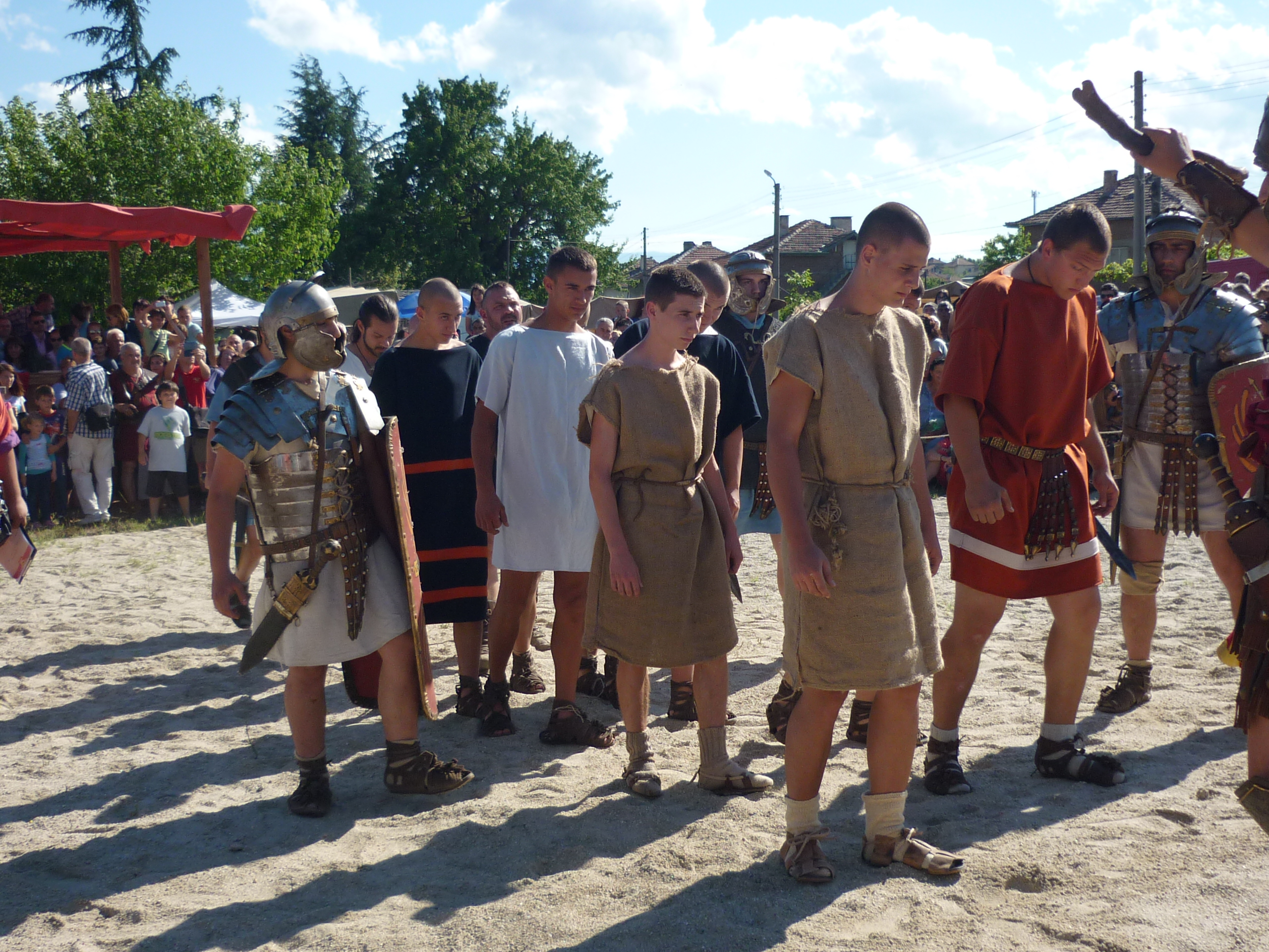Гладиаторски битки и римски възстановки в санданското село Склаве