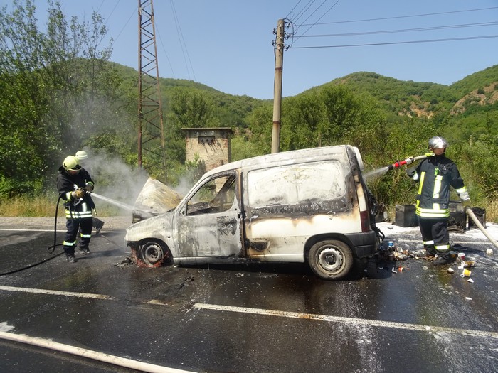 Пикап пълен с кафе машини се самозапали в движение на ГП Е-79 край Монца (СНИМКИ) снимка 1