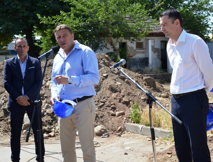 Кметът Камбитов направи първа копка на магазин Lidl” в Благоевград(снимки) Кметът Камбитов направи първа копка на магазин Lidl” в Благоевград(снимки)