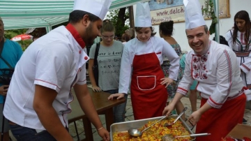 Иван Звездев почерпи с Еньова гозба в село Делчево (СНИМКИ)