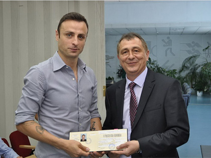 Бербатов вече е дипломиран Спортен мениджър в НСА Бербатов вече е дипломиран Спортен мениджър в НСА