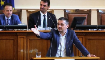 Добрев стресна Кунева: Връщате ни към времето на Вишински