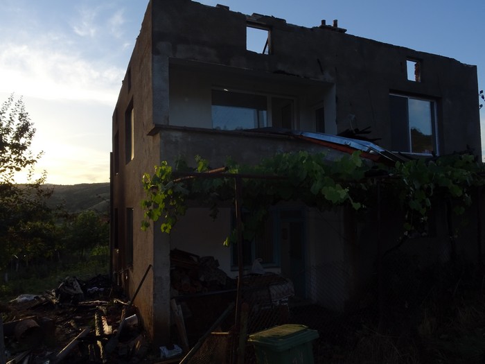 Покрив на къща изгоря в благоевградското село Падеш (СНИМКИ)