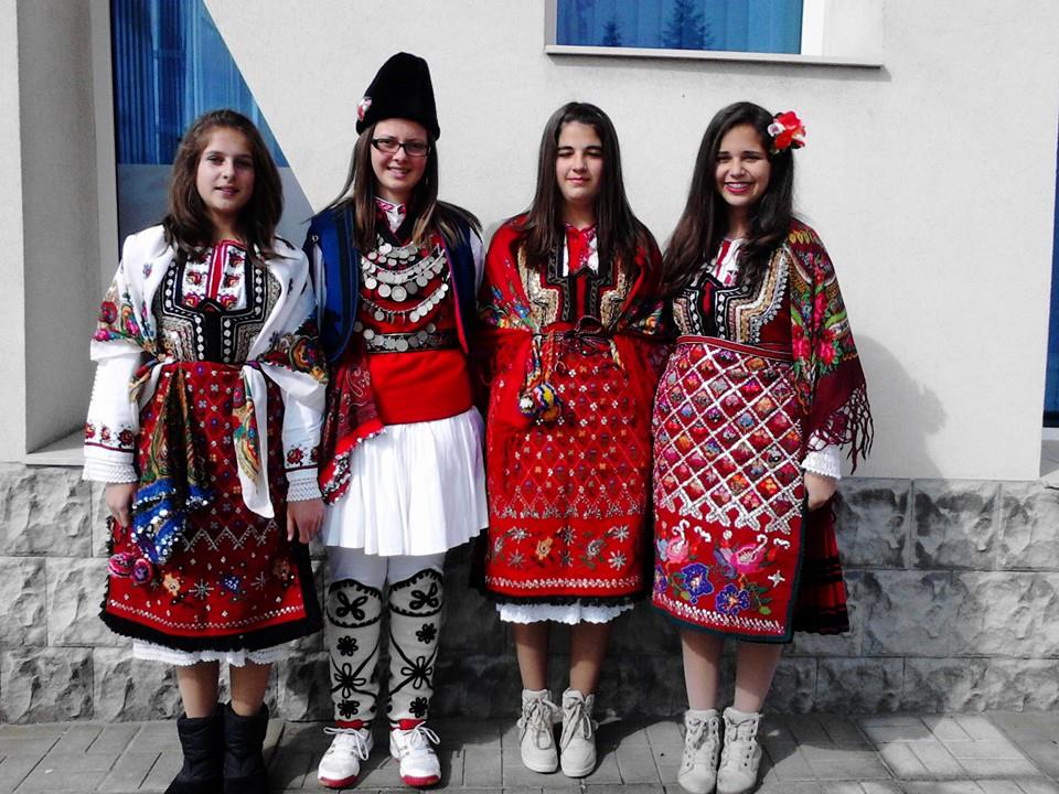 Стотици жители на Община Разлог облечени в носии се включиха във фестивала  1000 носии на едно място”