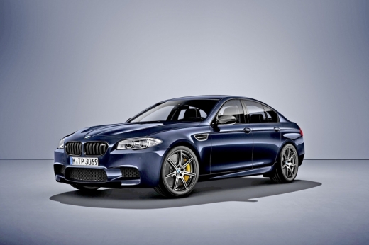 BMW направи M5 за пътя и пистата (СНИМКИ) BMW направи M5 за пътя и пистата (СНИМКИ)