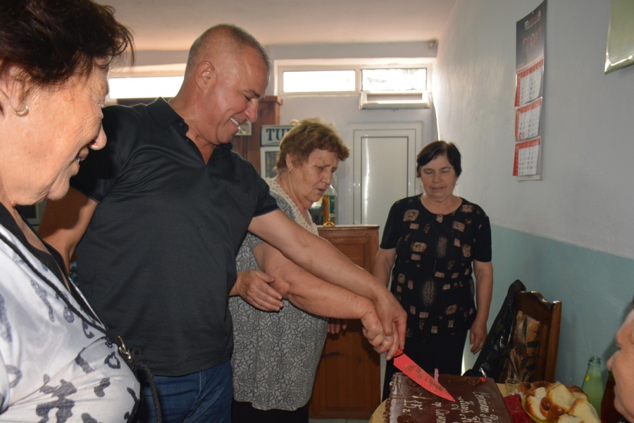 С голяма торта и шампанско кметът Апостолов изненада клуб Кураж за 15-годишен юбилей