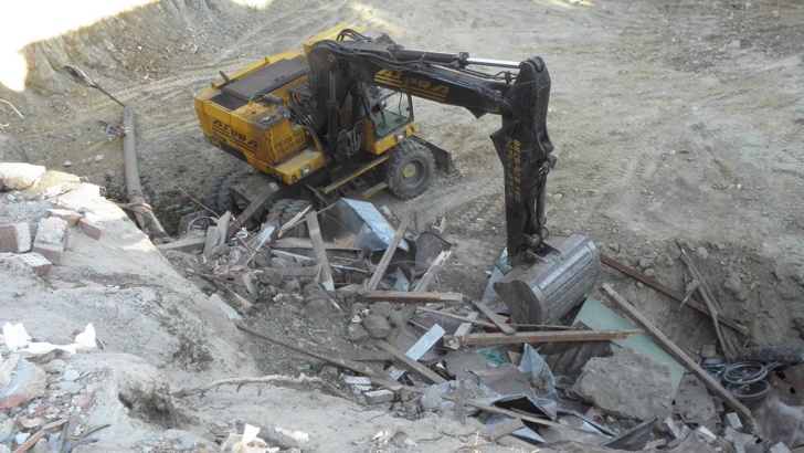 Багер разруши 8 гаража на МБАЛ-Благоевград, докато ръководството почива