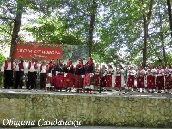Фолклорен фестивал  Песни от извора  с. Петрово събира днес любители на автентичния фолклор от страната и чужбина