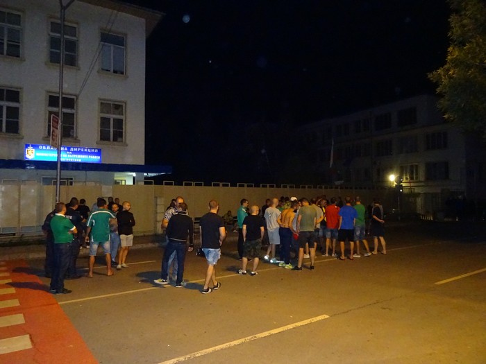 Ултраси на Пирин и Ботев Пловдив окупираха Полицията в Благоевград заради арестувани фенове
