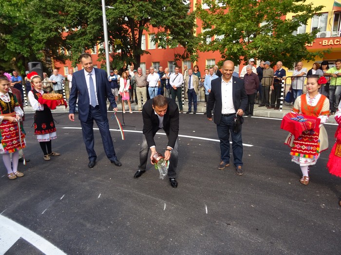 Кметът д-р Атанас Камбитов откри новото кръгово кръстовище в Благоевград (ВИДЕО) снимка 1