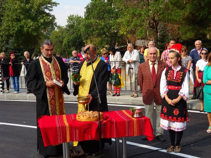 Кметът д-р Атанас Камбитов откри новото кръгово кръстовище в Благоевград (ВИДЕО) снимка 2