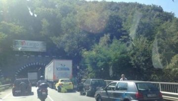 Такси се заби в ТИР, два голфа се нанизаха във верижния сблъсък на Е-79 при тунела на Железница
