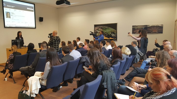 Журналисти от Благоевград и студенти от Русенския университет опознаха европейските институции по покана на Мария Габриел  снимка 1