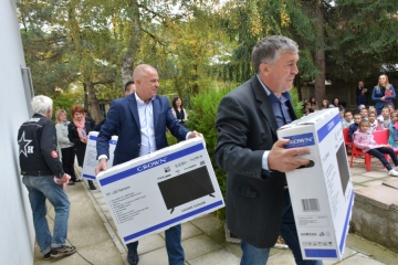 Кметът Апостол Апостолов и председателят на ОбС-Симитли Владимир Христов дариха нови телевизори на хлапетата от детската градина в с. Долно Осеново