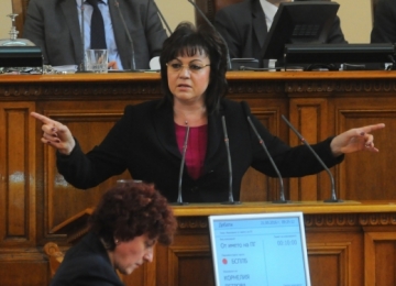Скандал и бурни страсти спряха работата в парламента! Депутати от БСП издигнаха черен плакат пред трибуната с надпис  Те поГЕРБаха България”